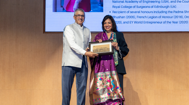 Prof. Bhagwat presenting mememto to Ms. Kiran Mazumdar-Shaw