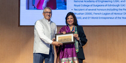 Photo of Prof. Bhagwat presenting mememto to Ms. Kiran Mazumdar-Shaw